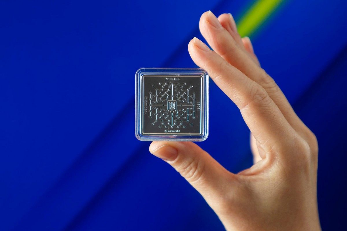 На аверсі розмістили малий Державний Герб України, який оточений електронною мережею