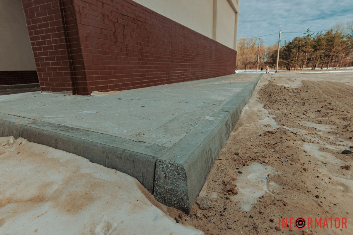 В другом подъезде отремонтировали фасад и усиливали металлическими балками места, где это было необходимо В другом подъезде отремонтировали фасад и усиливали металлическими балками места, где это было необходимо