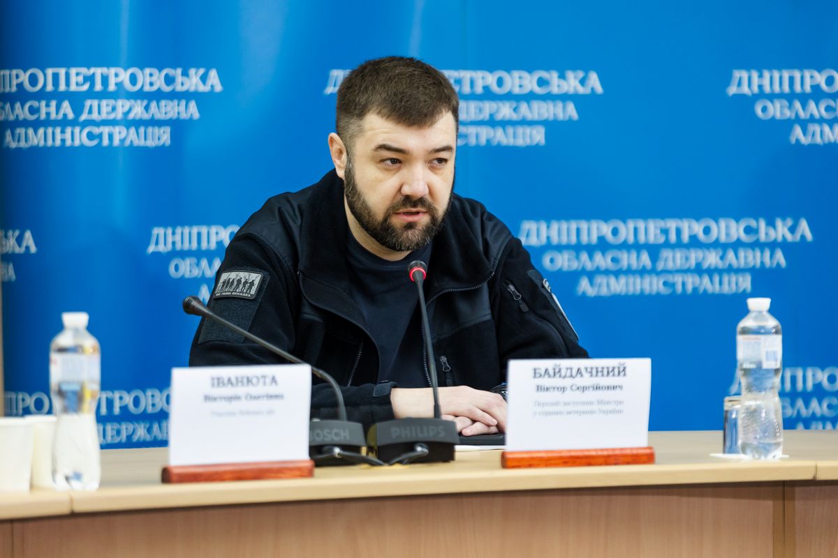 Перший заступник міністра у справах ветеранів Віктор Байдачний На Дніпропетровщині півсотні учасників бойових дій отримали грошові сертифікати на придбання житла 3