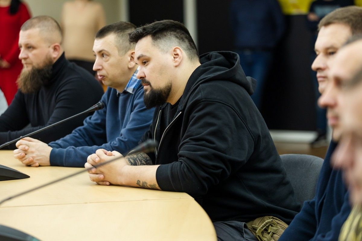 В обласній військовій адміністрації На Дніпропетровщині півсотні учасників бойових дій отримали грошові сертифікати на придбання житла 11