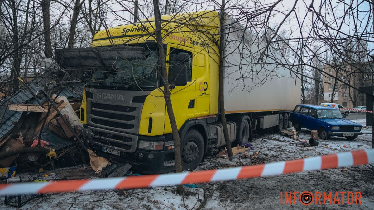 Занесло: в Днепре на проспекте Богдана Хмельницкого фура снесла овощной киоск