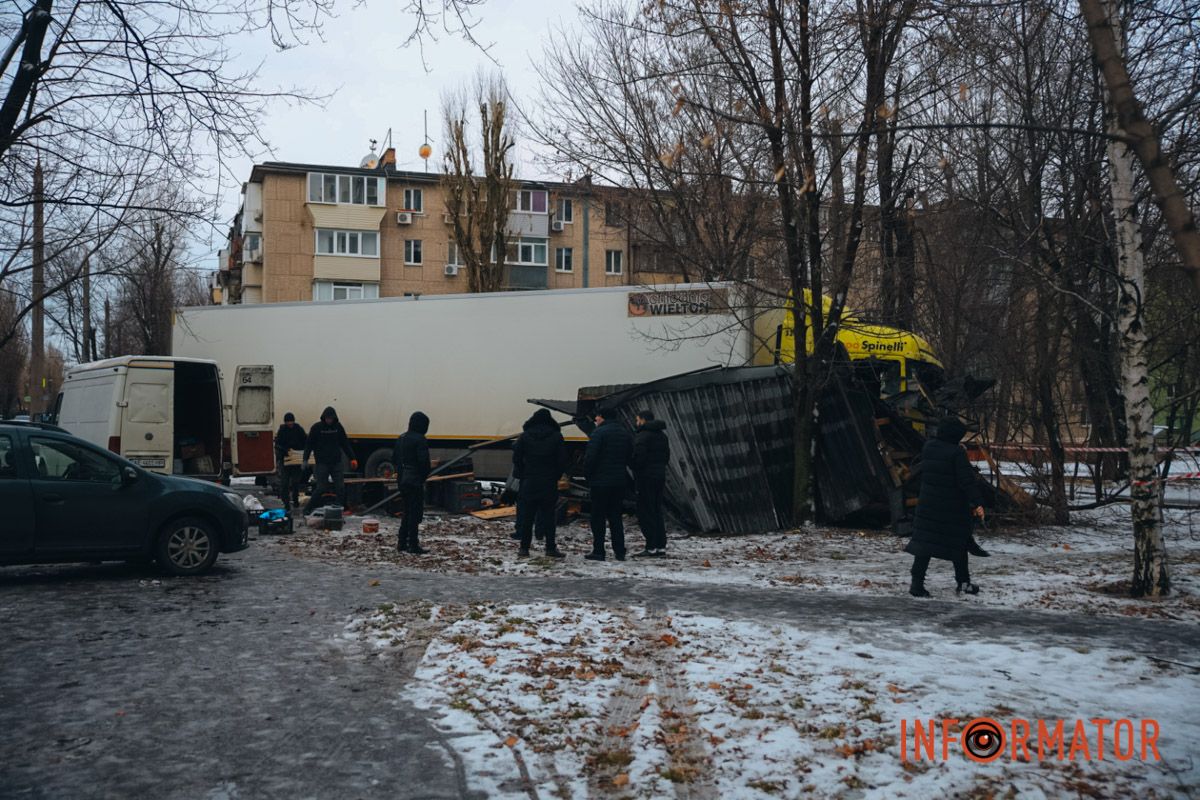 Смяло: в Днепре на проспекте Богдана Хмельницкого фура снесла овощной киоск 9
