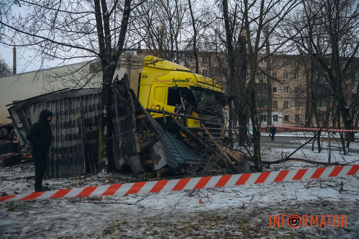Смяло: в Днепре на проспекте Богдана Хмельницкого фура снесла овощной киоск 14