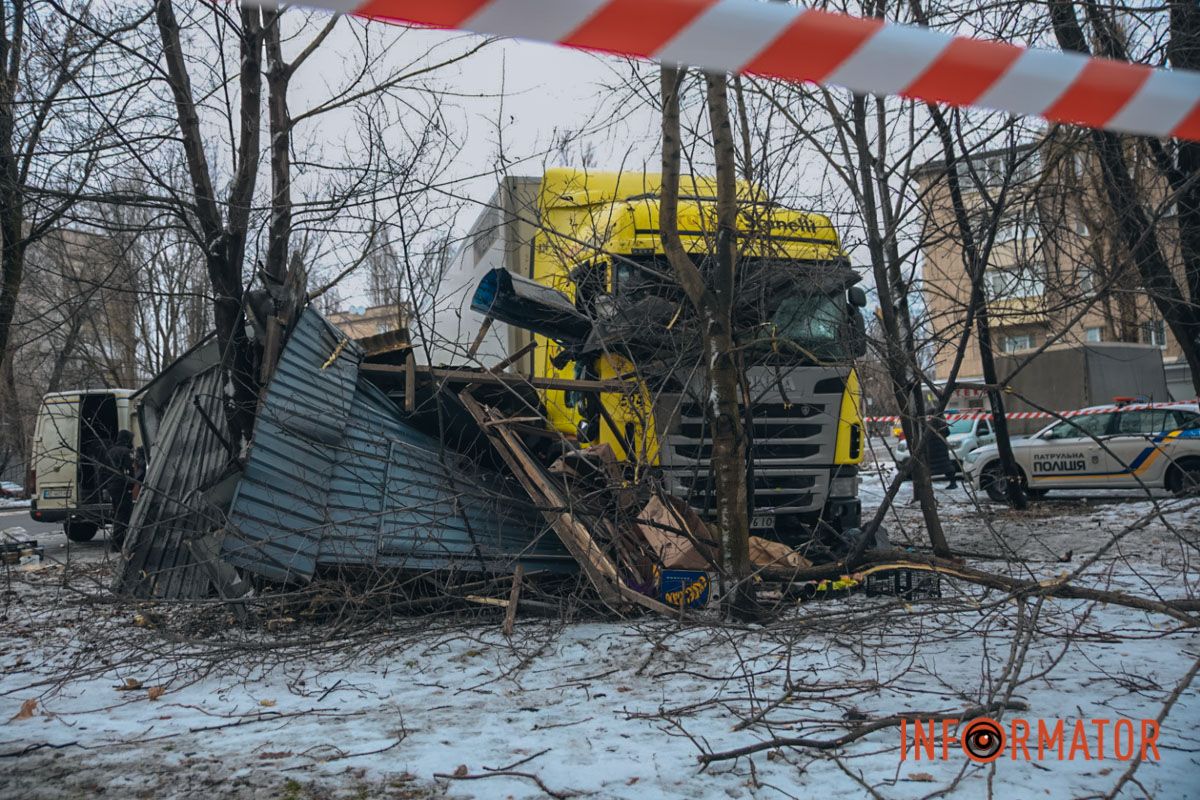 Зімʼяло: у Дніпрі на проспекті Богдана Хмельницького фура знесла овочевий кіоск 1