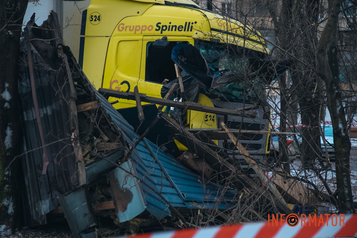 Смяло: в Днепре на проспекте Богдана Хмельницкого фура снесла овощной киоск 6