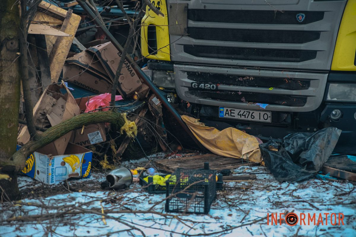 Смяло: в Днепре на проспекте Богдана Хмельницкого фура снесла овощной киоск 4