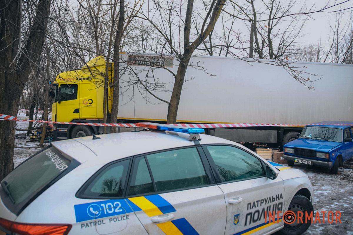 Смяло: в Днепре на проспекте Богдана Хмельницкого фура снесла овощной киоск 12