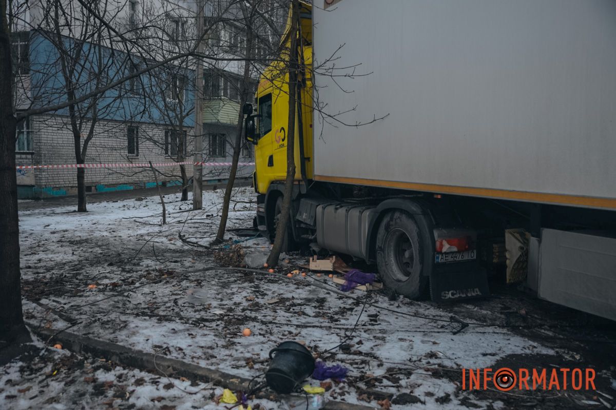 Смяло: в Днепре на проспекте Богдана Хмельницкого фура снесла овощной киоск 10