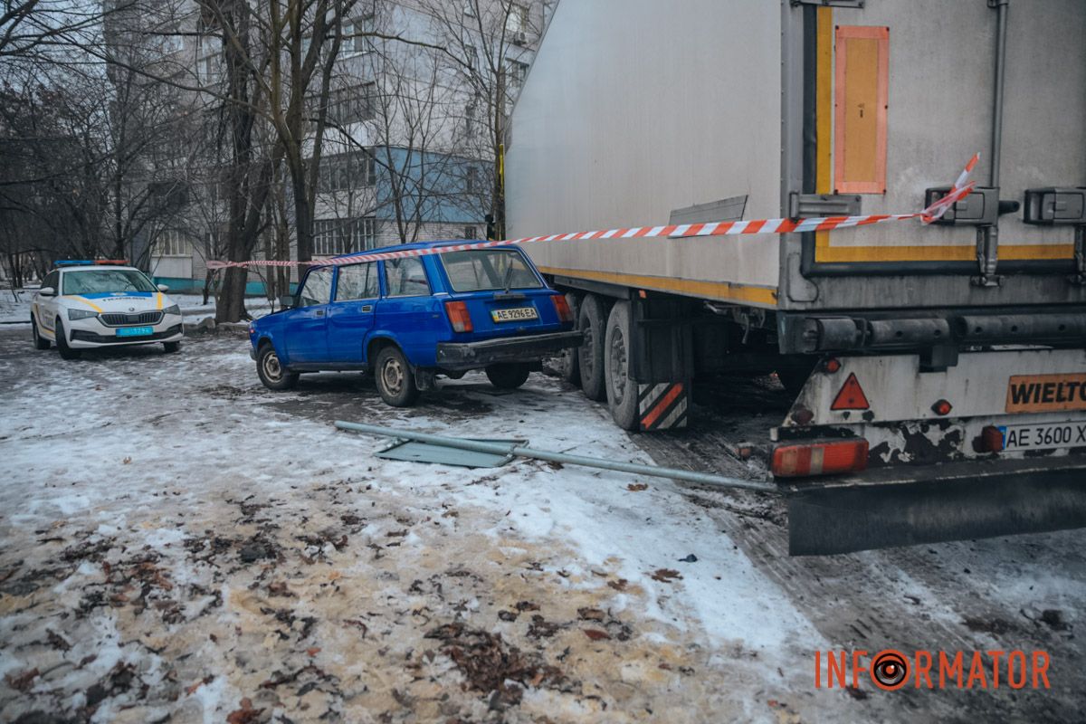 Смяло: в Днепре на проспекте Богдана Хмельницкого фура снесла овощной киоск 7