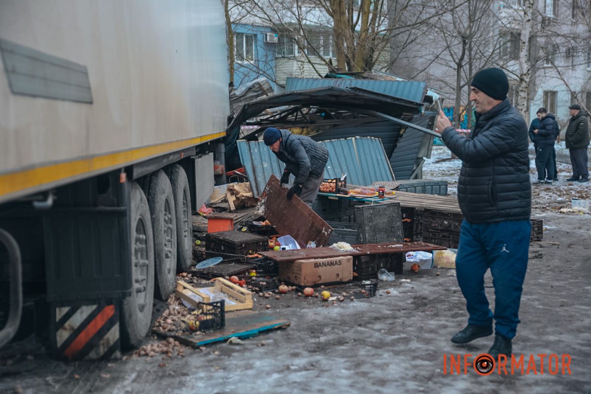 Смяло: в Днепре на проспекте Богдана Хмельницкого фура снесла овощной киоск 5