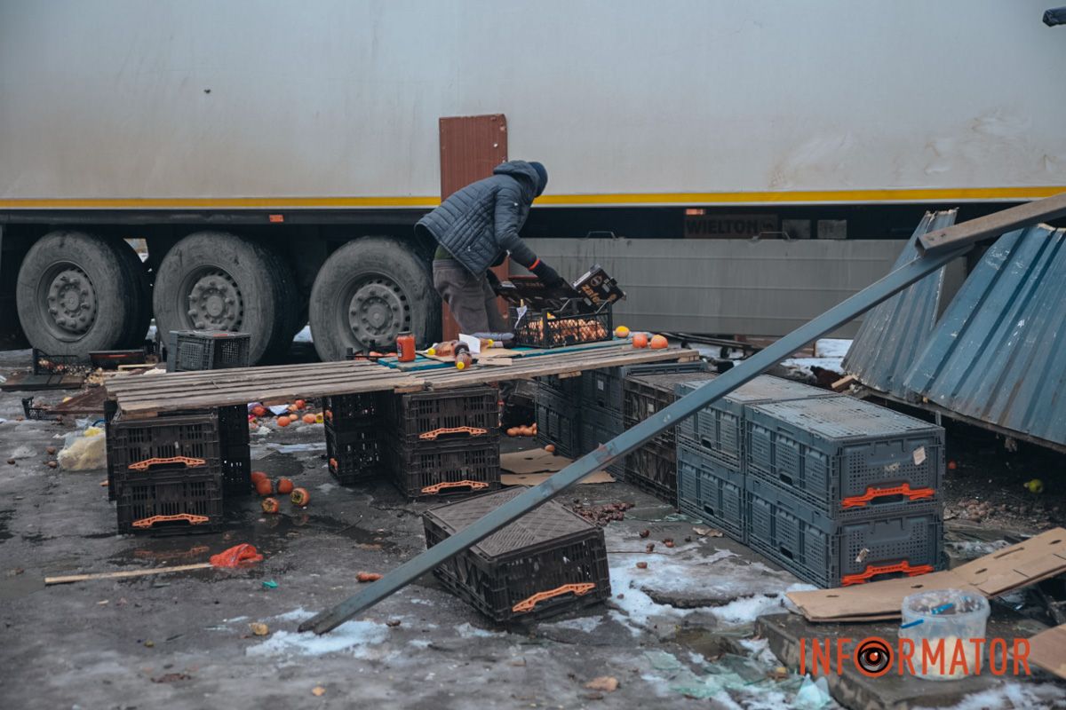 Смяло: в Днепре на проспекте Богдана Хмельницкого фура снесла овощной киоск 8