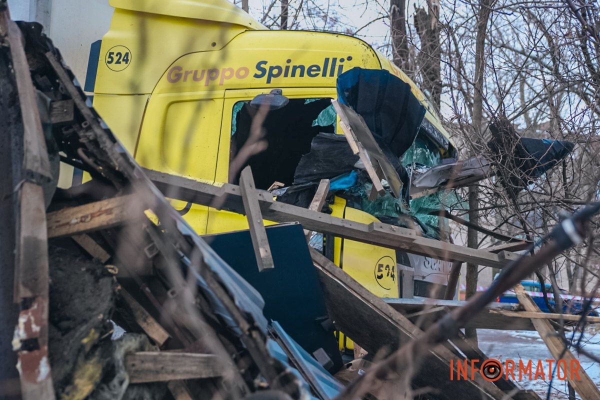 Смяло: в Днепре на проспекте Богдана Хмельницкого фура снесла овощной киоск 2