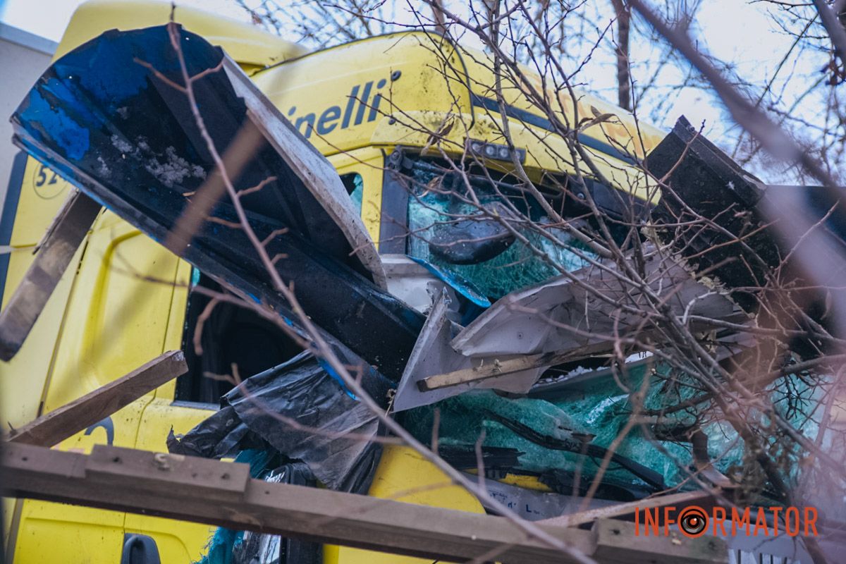 Смяло: в Днепре на проспекте Богдана Хмельницкого фура снесла овощной киоск 11