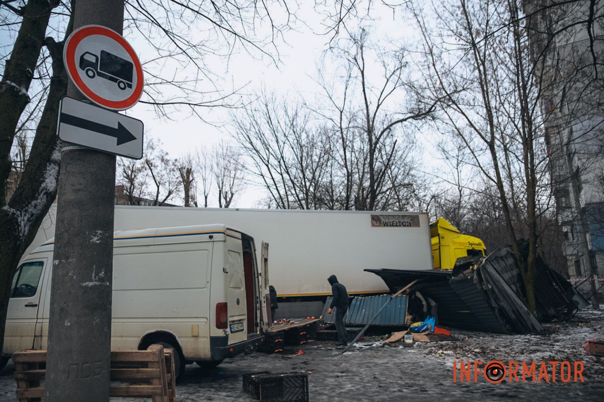 Смяло: в Днепре на проспекте Богдана Хмельницкого фура снесла овощной киоск 3