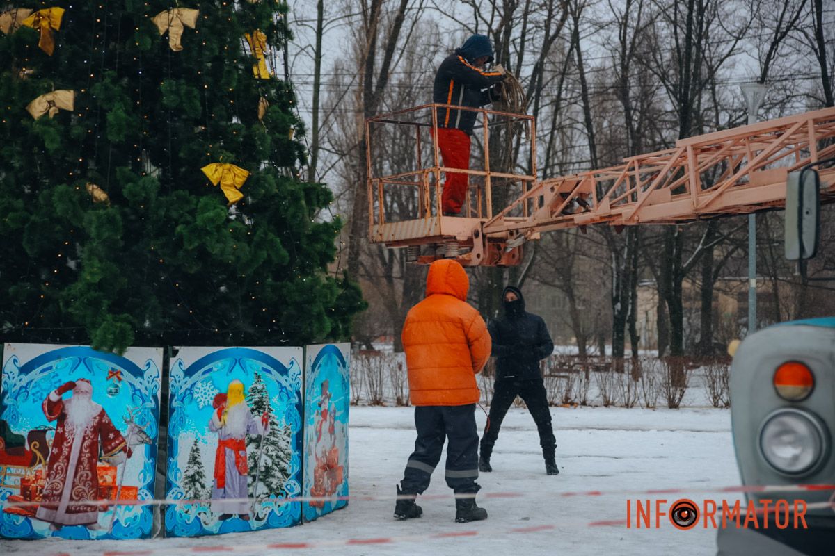 У Дніпрі у сквері на Західному прикрасили новорічну ялинку: як вона виглядає 3