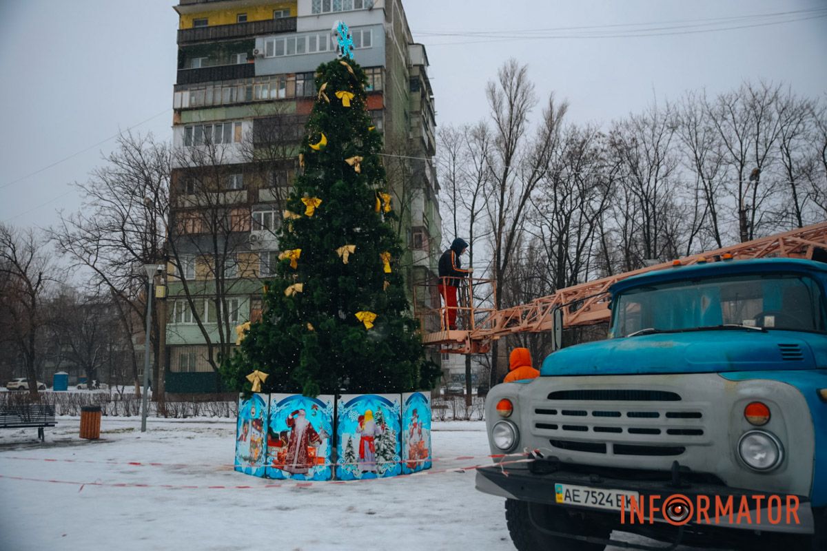 У Дніпрі у сквері на Західному прикрасили новорічну ялинку: як вона виглядає 12