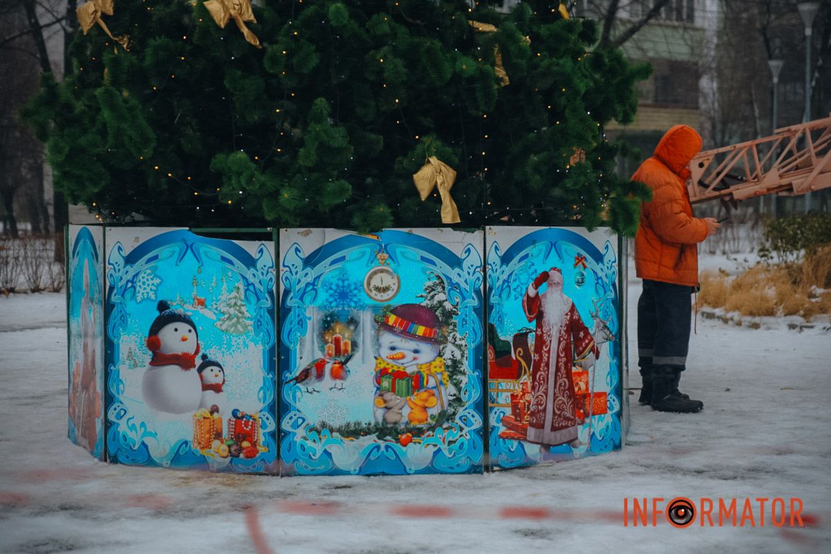 У Дніпрі у сквері на Західному прикрасили новорічну ялинку: як вона виглядає 13