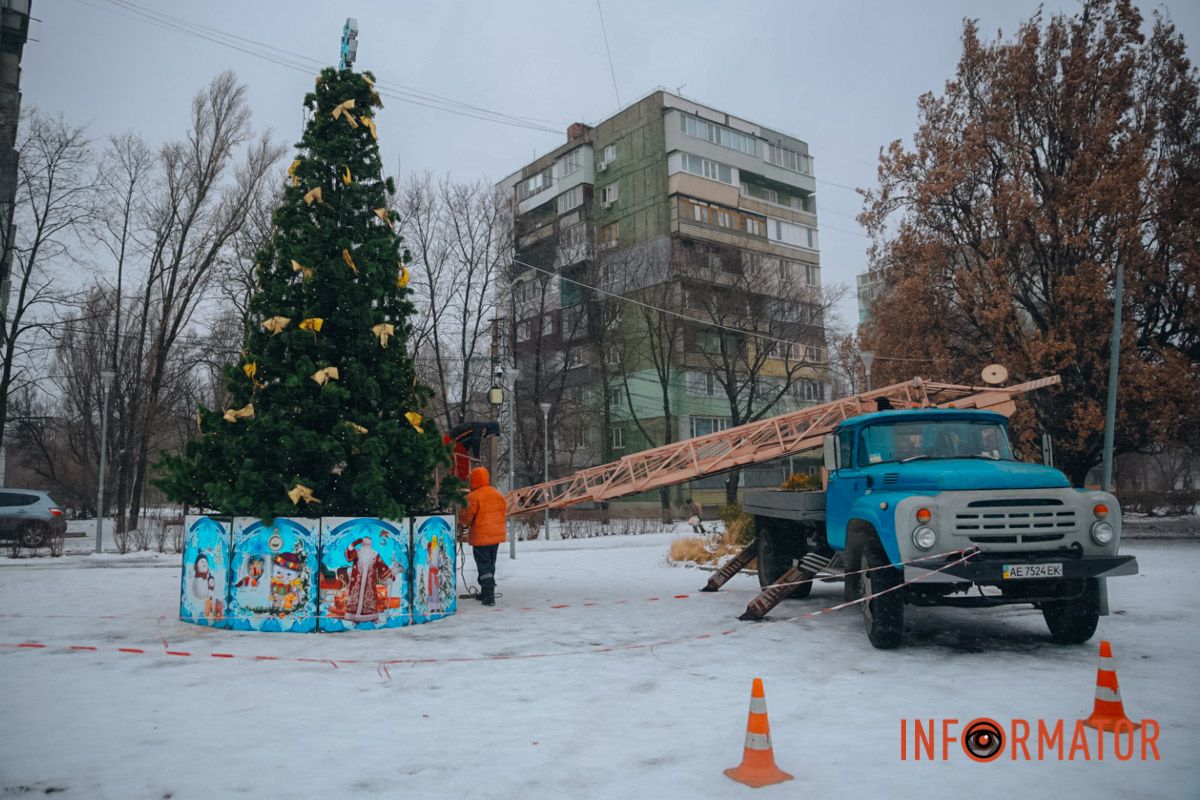У Дніпрі у сквері на Західному прикрасили новорічну ялинку: як вона виглядає 5