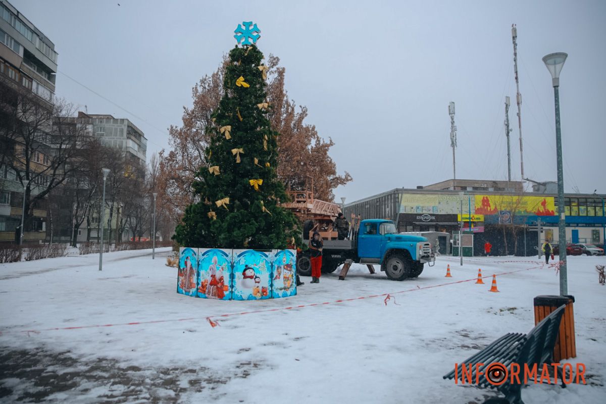 У Дніпрі у сквері на Західному прикрасили новорічну ялинку: як вона виглядає 9