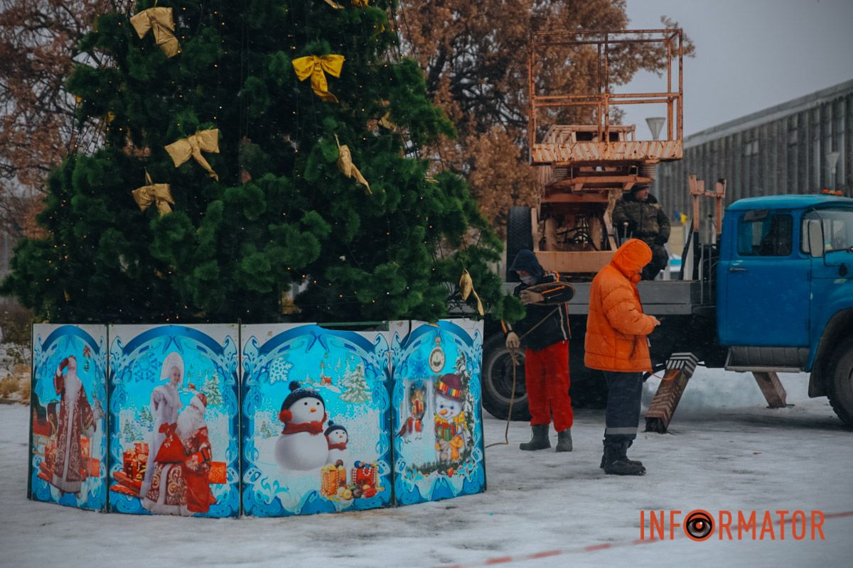 У Дніпрі у сквері на Західному прикрасили новорічну ялинку: як вона виглядає 4