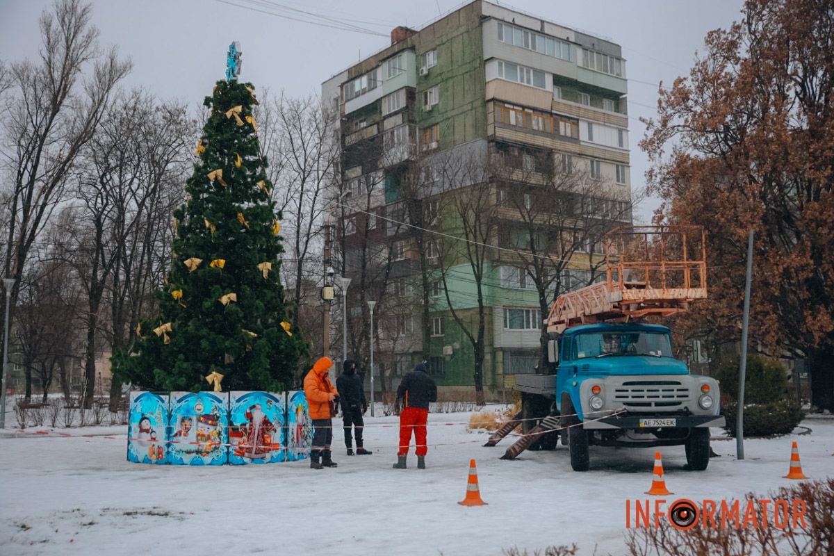 У Дніпрі у сквері на Західному прикрасили новорічну ялинку: як вона виглядає 11