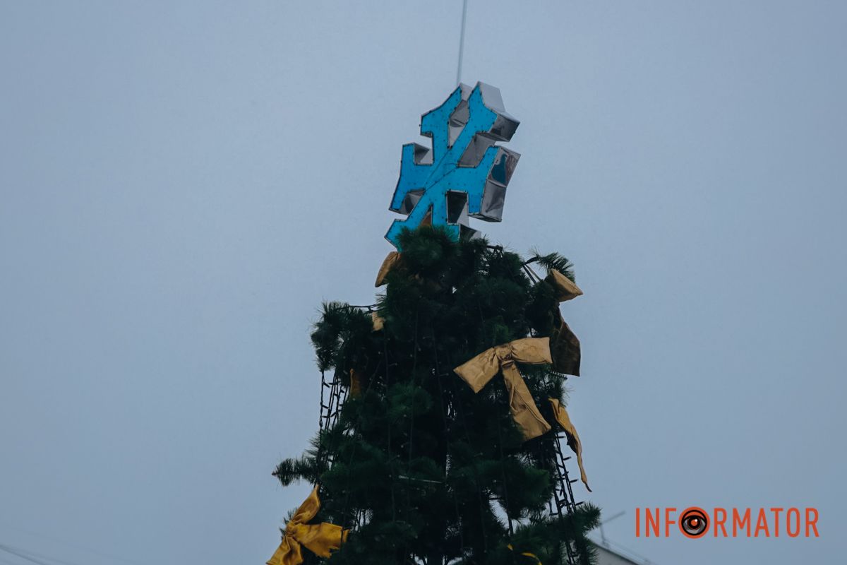 У Дніпрі у сквері на Західному прикрасили новорічну ялинку: як вона виглядає 6
