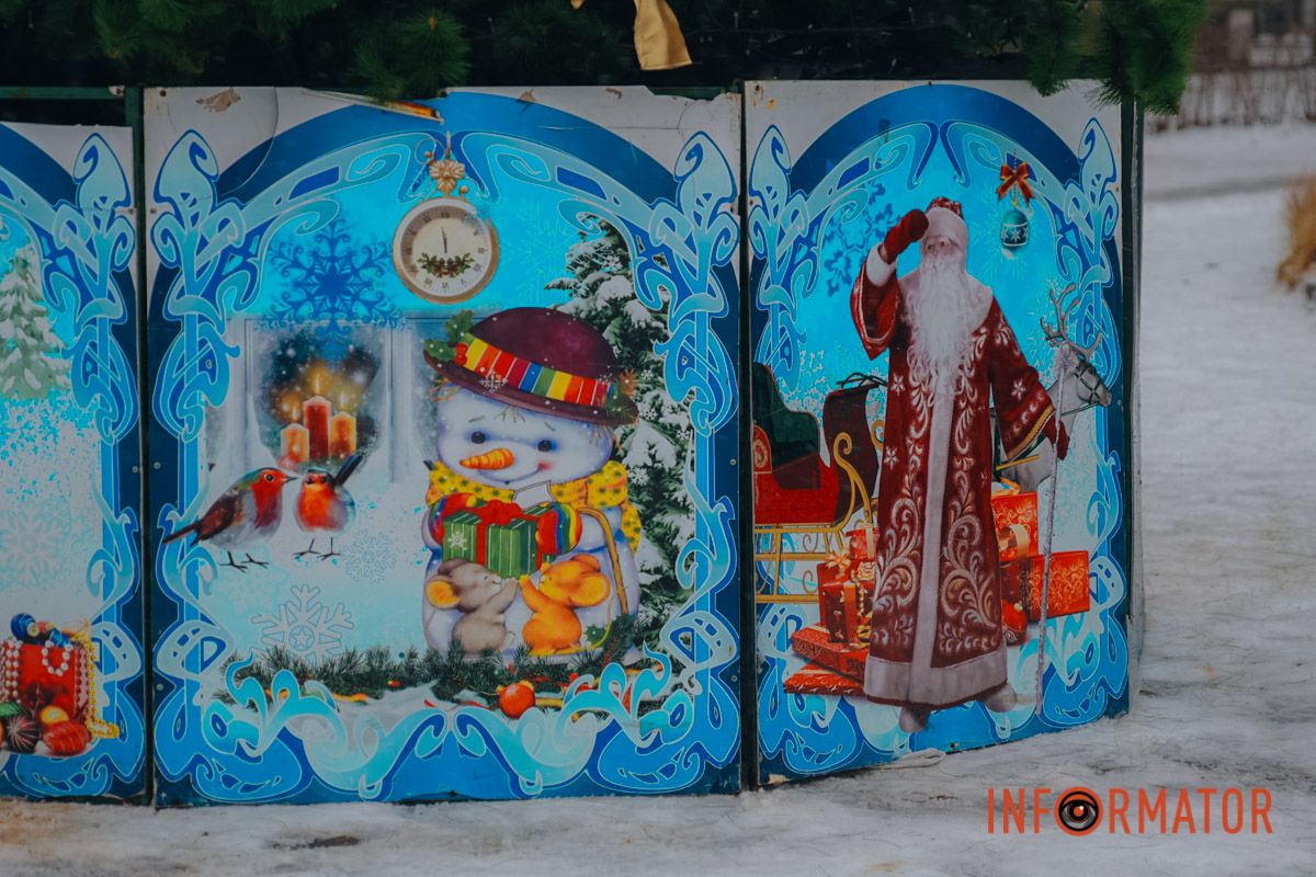 У Дніпрі у сквері на Західному прикрасили новорічну ялинку: як вона виглядає 8