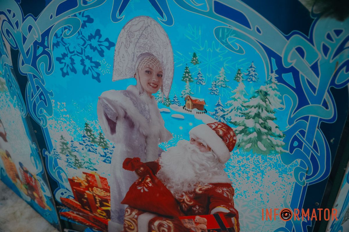 У Дніпрі у сквері на Західному прикрасили новорічну ялинку: як вона виглядає 15