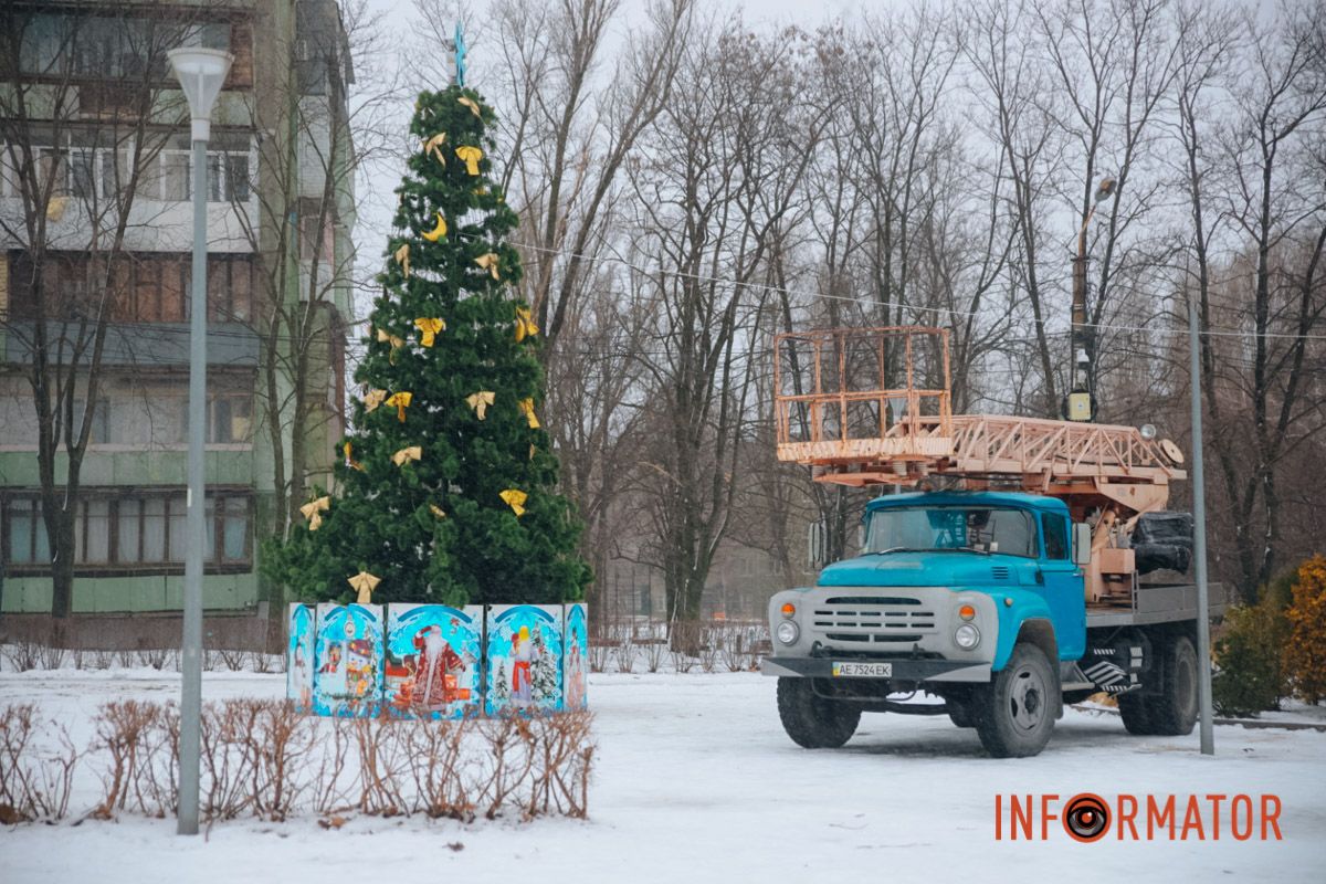 У Дніпрі у сквері на Західному прикрасили новорічну ялинку: як вона виглядає 1