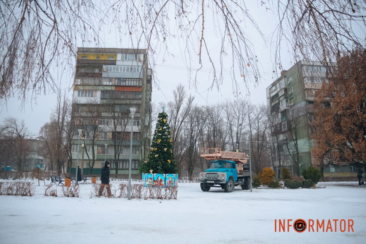 У Дніпрі у сквері на Західному прикрасили новорічну ялинку: як вона виглядає 7