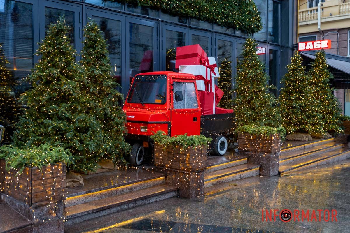 Грузовик, загруженный подарками, ждет фото Мишки за рулем Volkswagen и грузовик с подарками: где в Днепре сделать праздничные фото 11