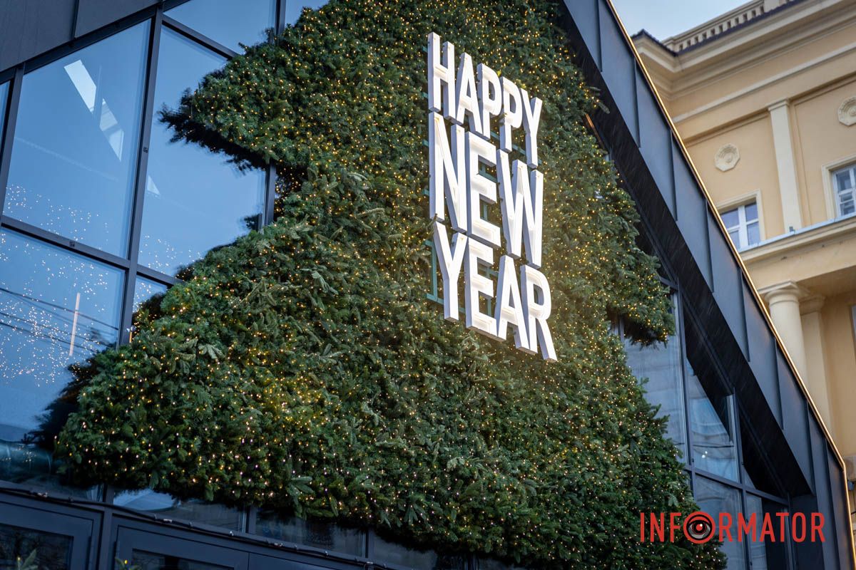 Надпись "Happy New Year" в сиянии гирлянд Мишки за рулем Volkswagen и грузовик с подарками: где в Днепре сделать праздничные фото 10