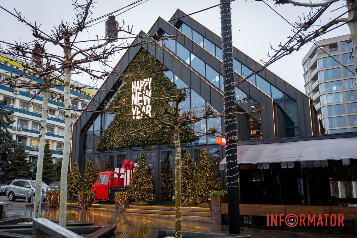 На улице Первозвановской (ранее Короленко) стоит праздничный автомобиль, загруженный подарками Мишки за рулем Volkswagen и грузовик с подарками: где в Днепре сделать праздничные фото 6