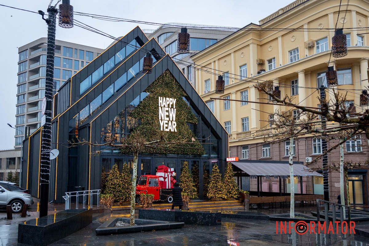Ее окружают елки с гирляндами, а большая надпись Мишки за рулем Volkswagen и грузовик с подарками: где в Днепре сделать праздничные фото 7