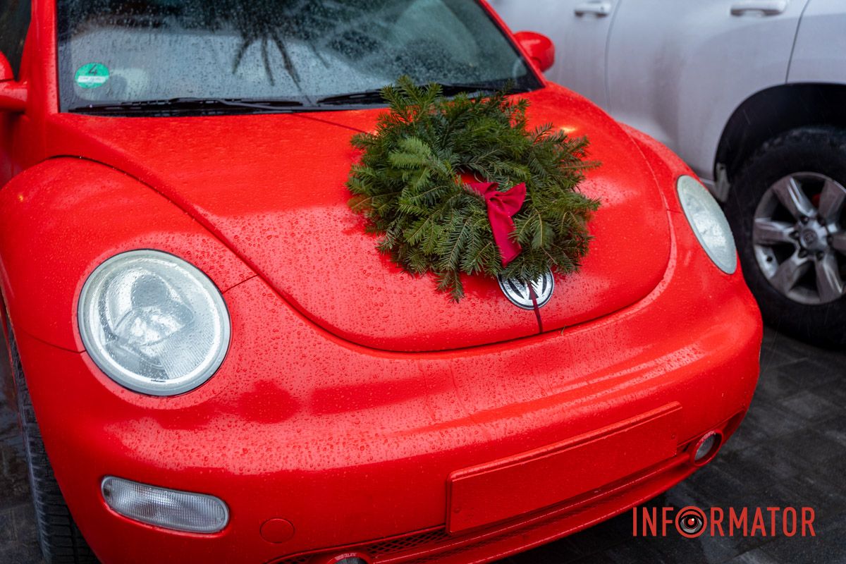 На улице Литейной фотозона украшена красным Volkswagen Мишки за рулем Volkswagen и грузовик с подарками: где в Днепре сделать праздничные фото 12