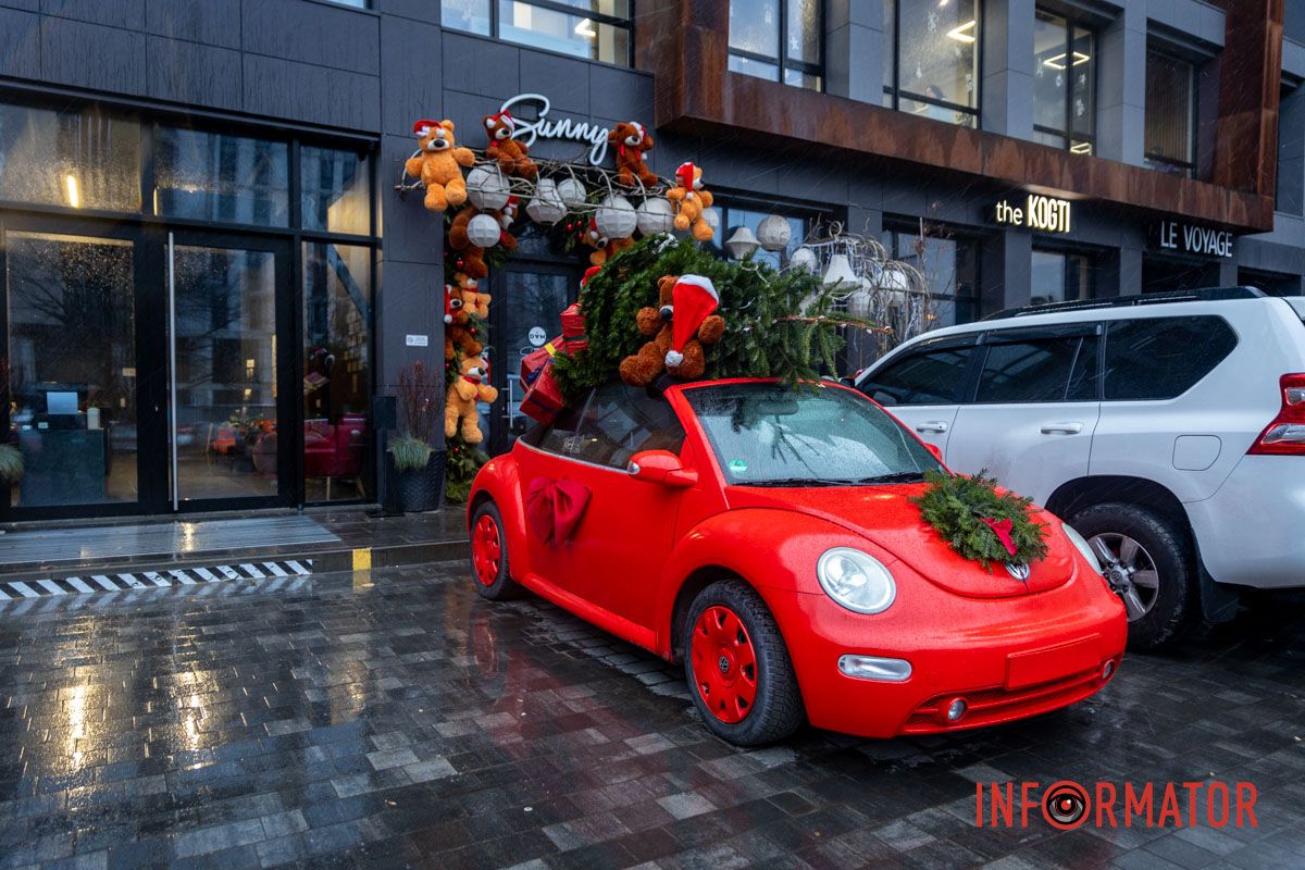 Локация для фото в новогоднем стиле Мишки за рулем Volkswagen и грузовик с подарками: где в Днепре сделать праздничные фото 13