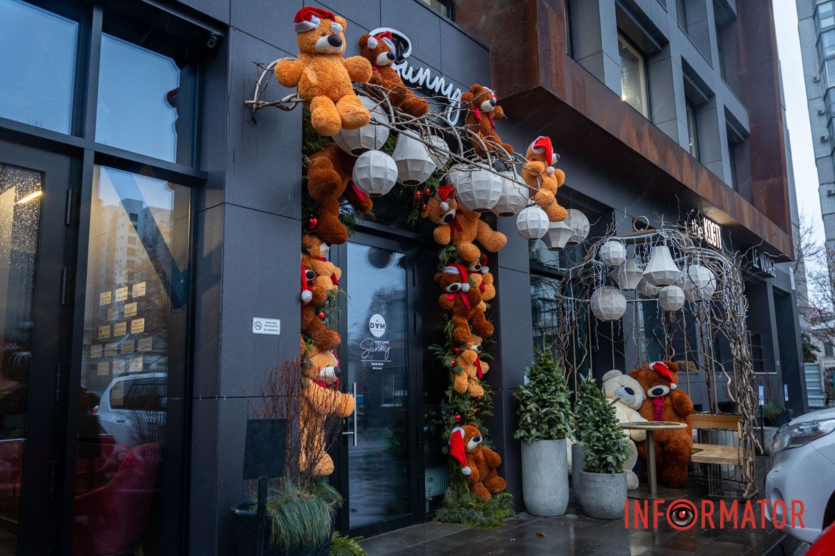 Мишки в окружении новогоднего декора Мишки за рулем Volkswagen и грузовик с подарками: где в Днепре сделать праздничные фото 15