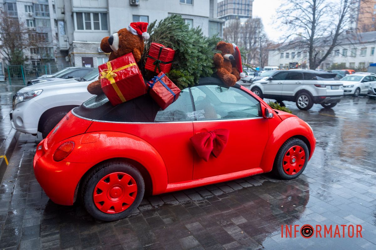 Яркий красный Volkswagen среди мишек Мишки за рулем Volkswagen и грузовик с подарками: где в Днепре сделать праздничные фото 16