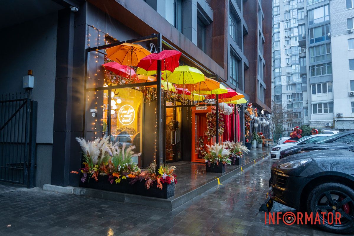 Разноцветные зонтики Мишки за рулем Volkswagen и грузовик с подарками: где в Днепре сделать праздничные фото 18