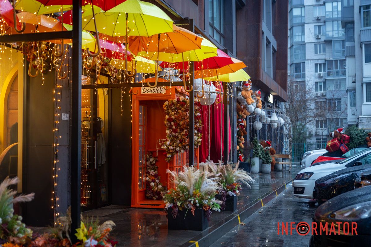 Праздничная атмосфера на улице Литейной Мишки за рулем Volkswagen и грузовик с подарками: где в Днепре сделать праздничные фото 19