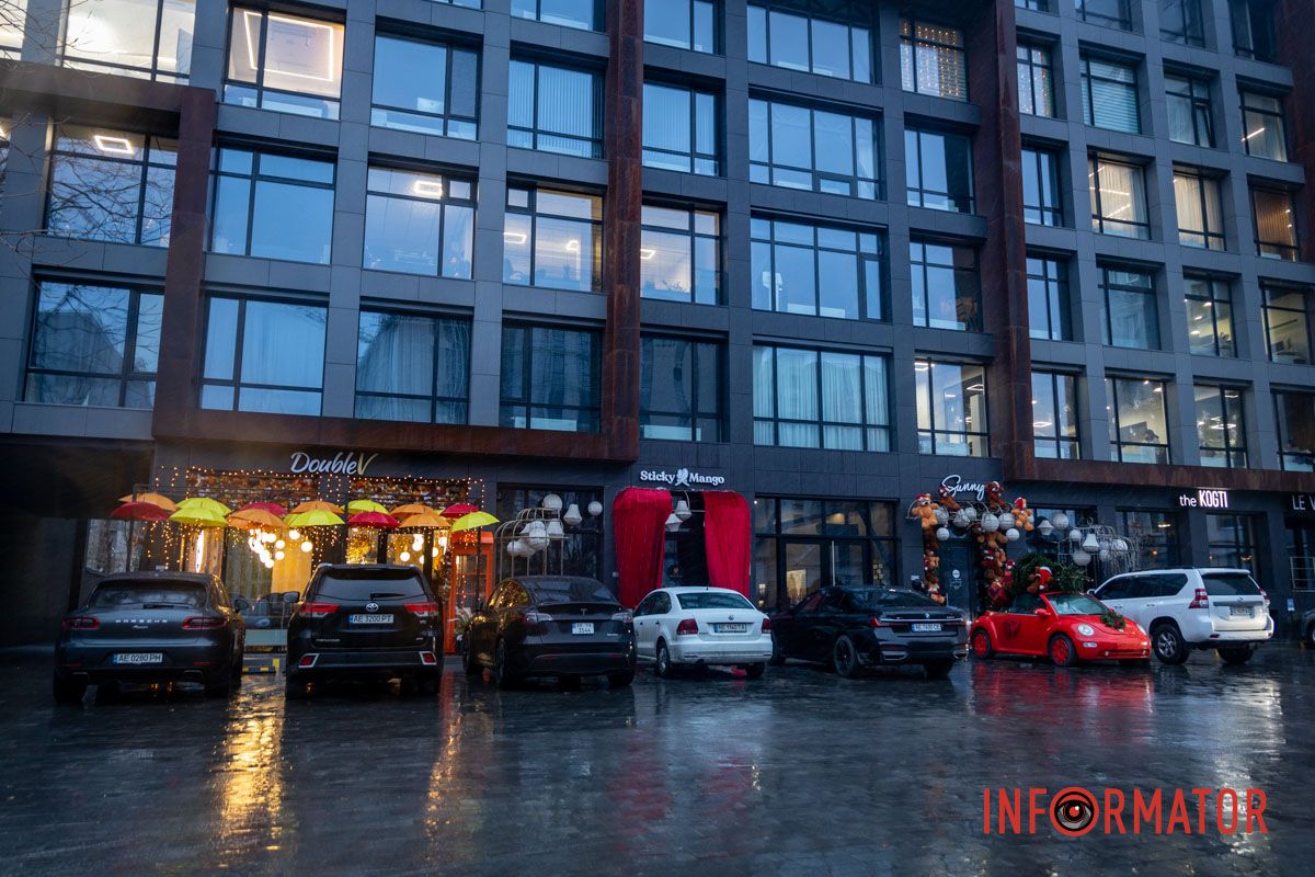 Детали новогоднего декора в центре Днепра Мишки за рулем Volkswagen и грузовик с подарками: где в Днепре сделать праздничные фото 21