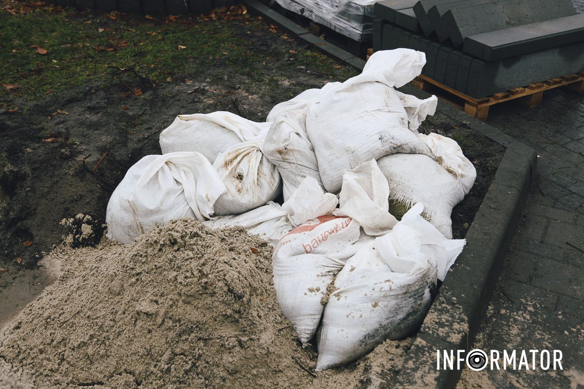 Лежат мешки с песком