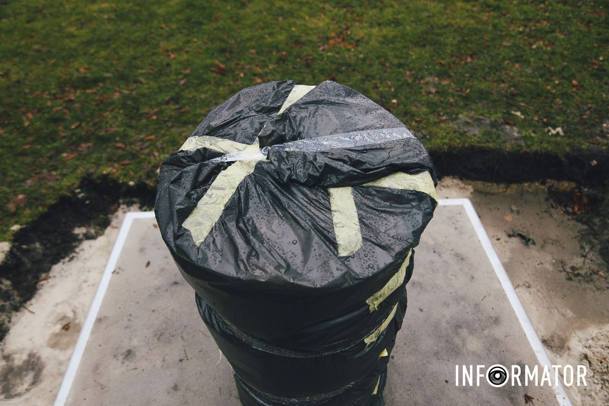 Бак накрыли полиэтиленовым мешком