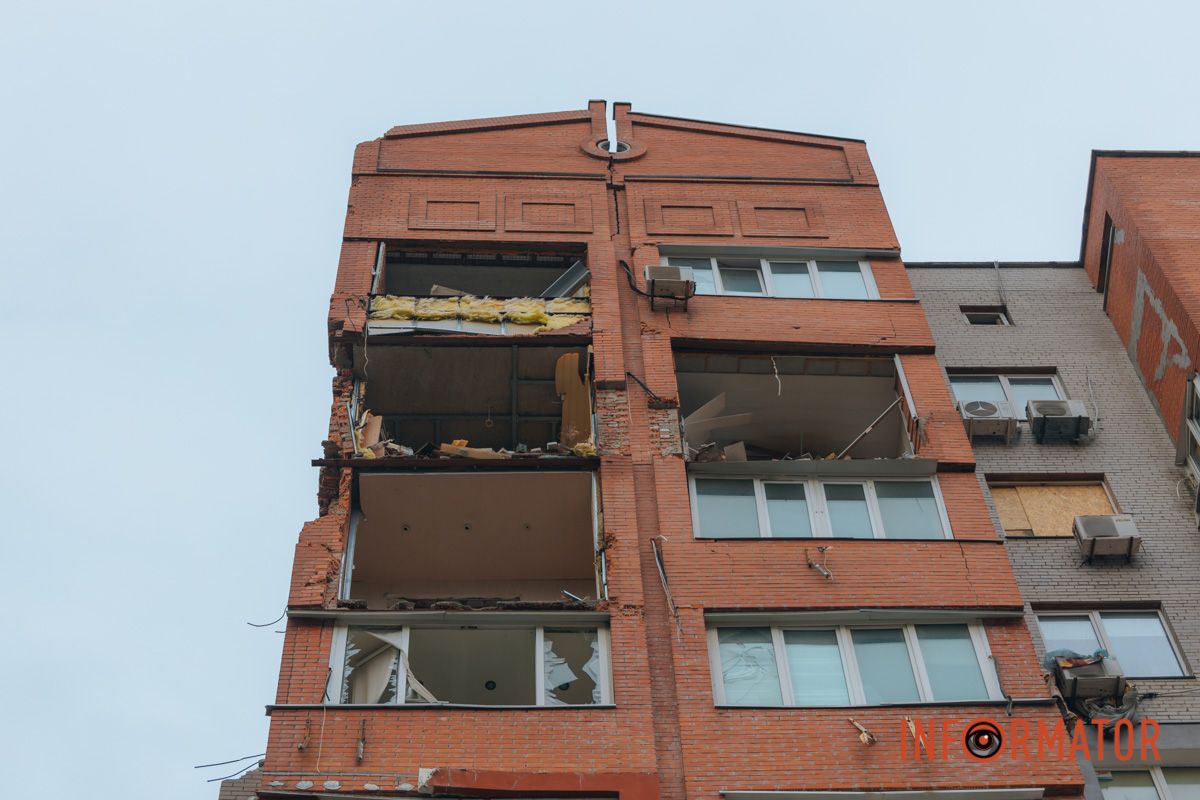 Обвалилась частина будинку: у Дніпрі на Виконкомівській відновлюють багатоповерхівку після прямого влучання ракети 17