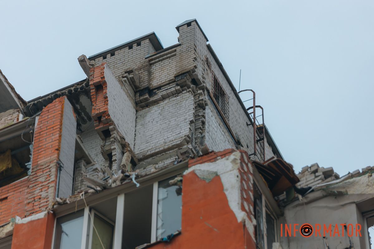 Обвалилась частина будинку: у Дніпрі на Виконкомівській відновлюють багатоповерхівку після прямого влучання ракети 18