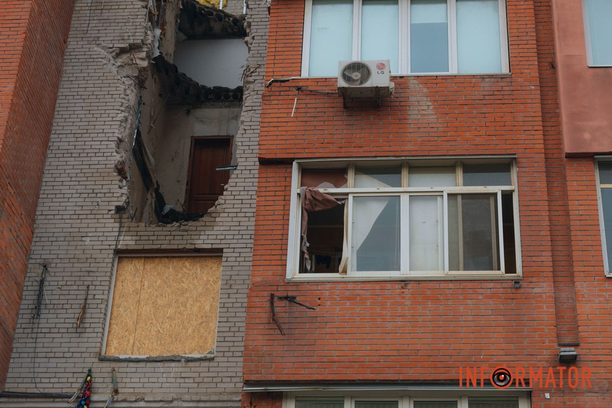 Обвалилась частина будинку: у Дніпрі на Виконкомівській відновлюють багатоповерхівку після прямого влучання ракети 15