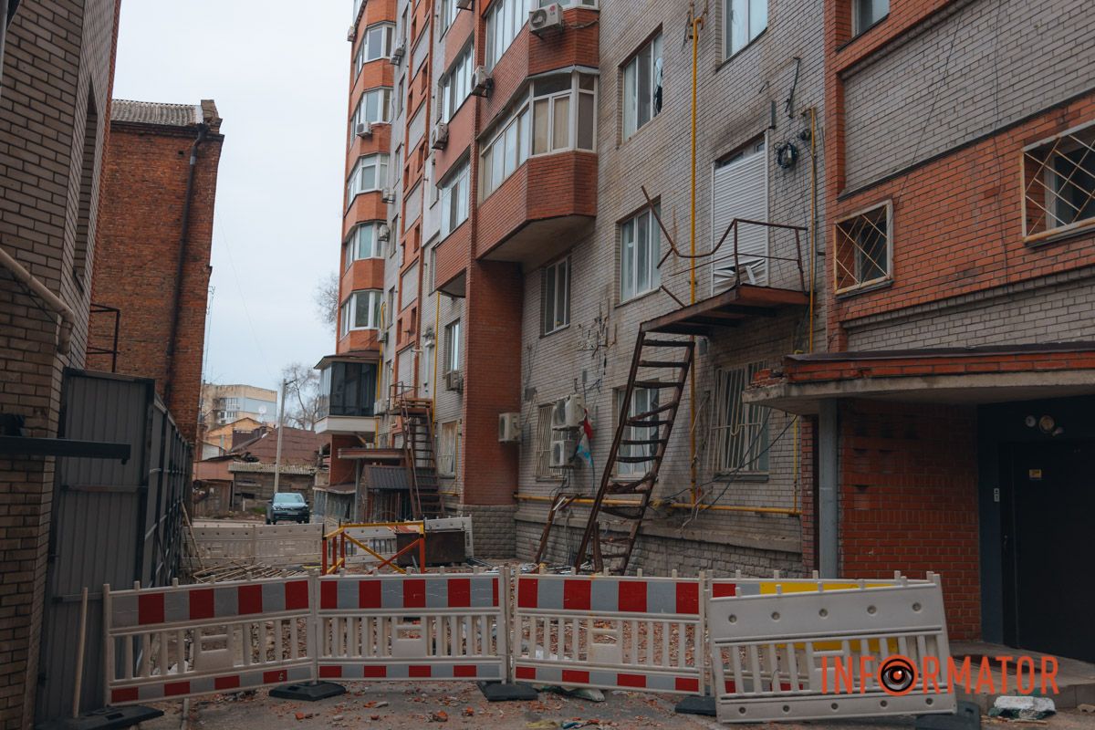 Обвалилась частина будинку: у Дніпрі на Виконкомівській відновлюють багатоповерхівку після прямого влучання ракети 6