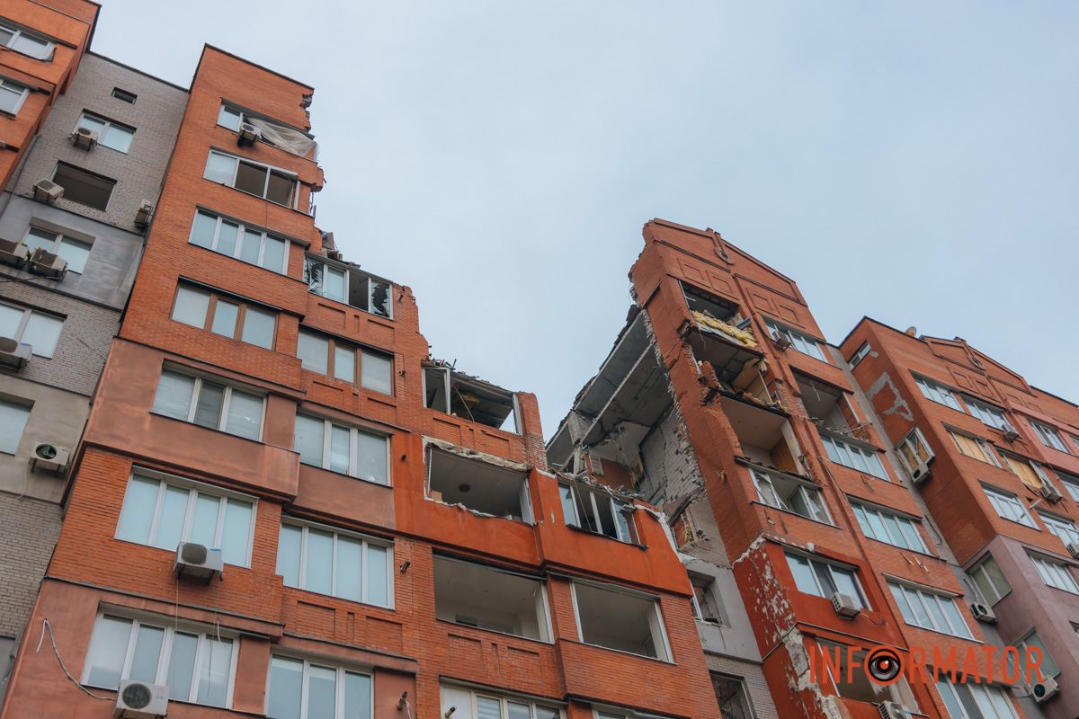 Обвалилась частина будинку: у Дніпрі на Виконкомівській відновлюють багатоповерхівку після прямого влучання ракети 5