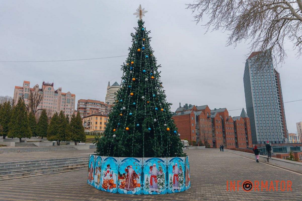 Городяне и дети не обходят ее и делают фото на память