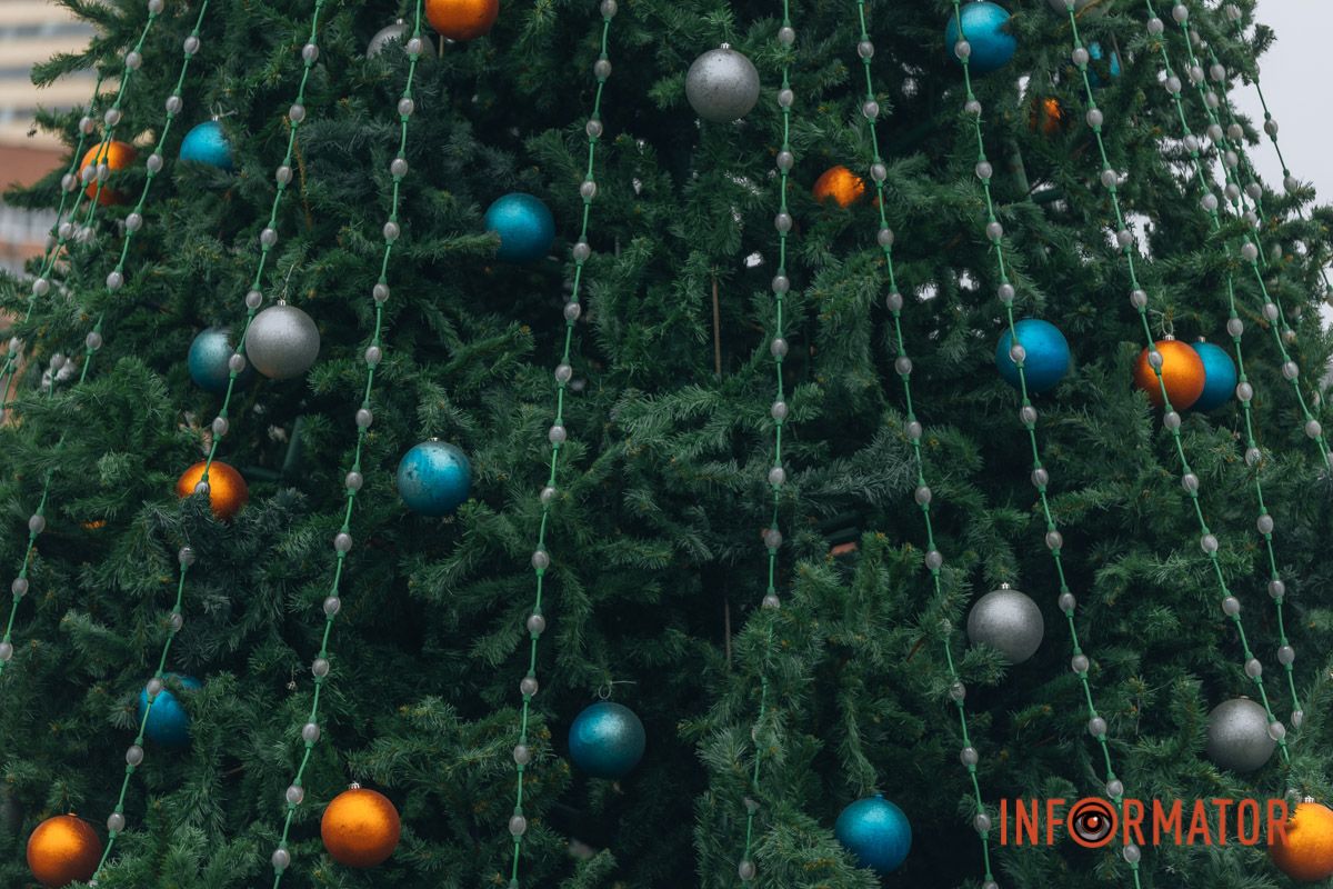 В частности, украшенную елку можно увидеть на смотровой площадке в парке имени Тараса Шевченко